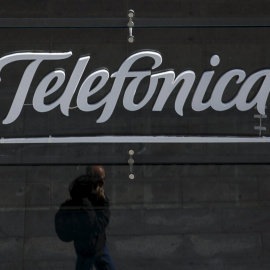 El reflejo de un viandante en el cristal del escaparate de una tienda de Telefónica en la sede de la Gran Vía madrileña. REUTERS/Sergio Perez