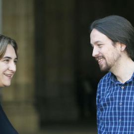 La alcaldesa de Barcelona, Ada Colau, cuando recibió en el Ayuntamiento al líder de Podemos, Pablo Iglesias. EFE