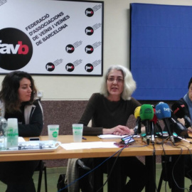 D'esquerra a dreta, les portaveus de l'Aigua és Vida, Míriam Planes, la Federació d'Associacions de Veïns i Veïnes de Barcelona, Anna Menèndez, i Tanquem els CIEs, Mercè Duch.