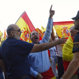 Un grupo de ultras, con banderas de España, increpan a los miembros de Unidos Podemos a las puertas de su asamblea en Zaragoza. /EFE