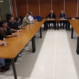 Los miembros del comité de empresa de Eulen durante la reunión que han mantenido esta mañana con Marcos Peña, el mediador propuesto por el Ministerio de Fomento / EFE - Alejandro García