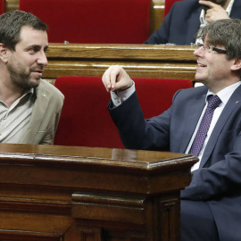 Toni Comín, junto a Carles Puigdemont en un pleno del Parlament. EFE/Archivo