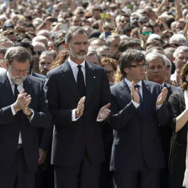 Felipe VI apluden tras guardar un minuto de silencio en la plaza de Catalunya por los atentados de La Ramblas de Barcelona y de Cambrils. - EFE