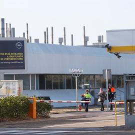 Entrada de la factoría de Opel en Figueruelas. EFE/JAVIER BELVER