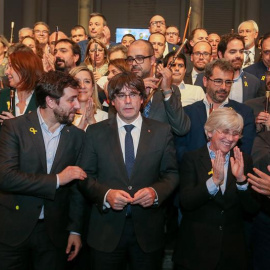 El president cesado, Carles Puigdemont, y los 200 alcaldes independentistas participan en el acto celebrado en Bruselas. - EFE