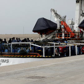 El barco de la ONG española Proactiva Open Arms, en el puerto de Sicilia.- REUTERS