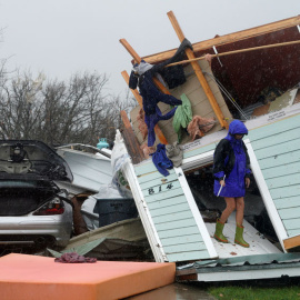Una mujer junto a su casa destruida en Fulton (Texas). REUTERS/Rick Wilking