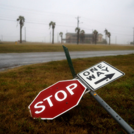 El potente viento del huracán Harvey derriba una señal de tráfico en Texas.REUTERS/Adrees Latif