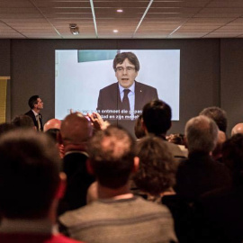 Carles Puigdemont aparece en un vídeo en el que ofrece un discurso a los jóvenes seguidores del partido Nueva Alianza Flamenca (N-VA) en Lovaina (Bélgica). | STEPHANIE LECOCQ (EFE)