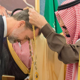 El rey Felipe VI, condecorado en Arabia Saudí. EFE
