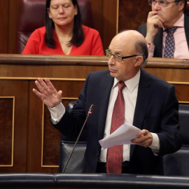 El ministro de Hacienda, Cristóbal Montoro, interviene en la sesión de control al Ejecutivo celebrada este miércoles en el Congreso. EFE/Ballesteros