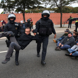 Los Mossos se llevan a una persona en Barcelona durante la huelga en Catalunya. REUTERS/Albert Gea