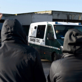 l juicio por la agresión a dos guardias civiles y sus parejas en Alsasua (Navarra) empieza hoy en la Audiencia Nacional envuelto en polémica por la acusación de terrorismo que pesa sobre los 8 jóvenes acusados de estos hechos y para quienes el fiscal 
