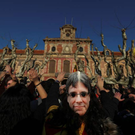 Miles de personas protestan frente al Parlament, ya dentro del parque de la Ciutadella. | SERGIO PÉREZ (EFE)