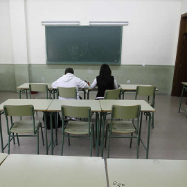 Dos estudiantes en una clase vacía en un institiuto de El Espinillo (Madrid)./ REUTERS