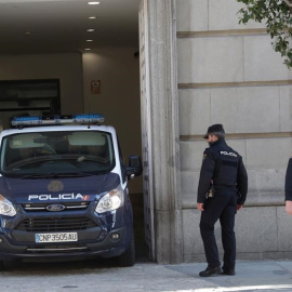 Arribada al Tribunal Suprem del vehicle policial amb el qual han estat traslladats Joaquim Forn, Josep Rull i Raül Romeva. EFE/Zipi