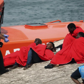 Miembros de Salvamento Marítimo rescatan a 17 inmigrantes de origen subsahariano en aguas del Estrecho de Gibraltar. EFE/A.Carrasco Ragel/Archivo