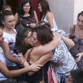 Juana Rivas es abrazada por una mujer a la salida de los juzgados de La Caleta de Granada. - EFE
