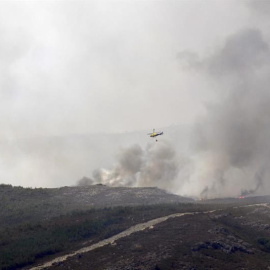 Un helicóptero durante las labores de extinción en Truchillas (León), una de las localidades de la comarca de La Cabrera (León) afectada por el incendio. | EFE