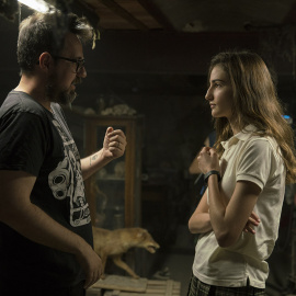 Paco Plaza con la actriz Sandra Escacena durante el rodaje de 'Verónica'.