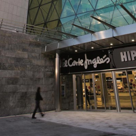 Entrada a un centro comercial de El Corte Inglés e Hipercor.