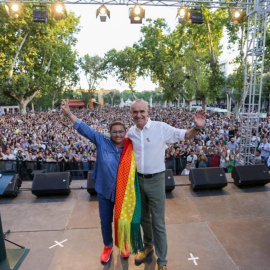 Imagen de María del Monte junto al alcalde de Sevilla en el pregón del Orgullo 2022 - Twitter