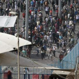 Imagen de archivo de centenares de portadores en la frontera de Ceuta / EFE