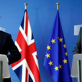El Secretario británico para el Brexit DavidDavis y el negociador de la UE Michel Barnier hablan con la prensa en Bruselas /REUTERS (Francois Lenoir)
