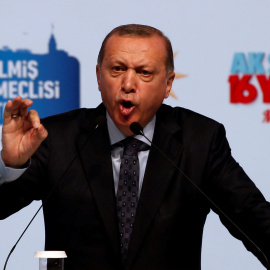 Erdogan habla en una reunión de su partido, el AKP /REUTERS (Murad Sezer)