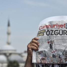 Un hombre alza una copia del diario Cumhuriyet con una palabra en la portada que se podría traducir como "Libertad", durante una manifestación frente a un tribunal de Estambul /AFP (OZAN KOSE)