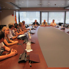 Fotografía de la reunión de Eulen con sus trabajadores para llegar a un acuerdo y parar la huelga. / Europa Press