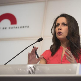La líder de Ciutadans en Cataluña, Inés Arrimadas, durante la rueda de prensa ofrecida en Barcelona para valorar la ley de transitoriedad impulsada por JxSí y la CUP EFE/Marta Pérez
