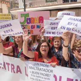 Varios centenares de personas se concentran en Maracena (Granada) en apoyo a su vecina Juana Rivas. - EFE