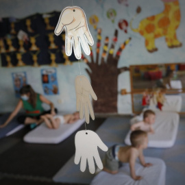 Varios niños se disponen a descansar en la Escuela Infantil Gloria Fuertes, el día de su reapertura tras el parón por el coronavirus en Arganda del Rey, Madrid (España).