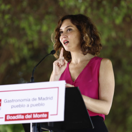 La presidenta de la Comunidad de Madrid, Isabel Díaz Ayuso, durante un discurso en Boadilla del Monte.- EFE