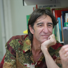 El poeta Benjamín Prado firma en una de las casetas de la Feria del Libro 2022, en el Parque de El Retiro, a 29 de mayo de 2022, en Madrid (España). — Isabel Infantes/Europa Press