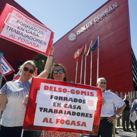 Protesta de trabajadores ante la sede de Isolux Corsán, frente a la sede de la compañía. EFE