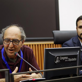 El coordinador federal de IU, Alberto Garzón (derecha), junto al escritor y periodista turco-alemán, Dogan Akhanli, en el Congreso de los Diputados. | EMILIO NARANJO (EFE)