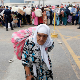 Miles de mujeres transportan grandes cargas de mercancías a sus espaldas entre Marruecos y España, por el enclave de Melilla /  REUTERS - Youssef Boudlal