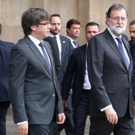 El presidente de la Generalitat, Carles Puigdemont, junto al presidente del Gobierno,Mariano Rajoy. / REUTERS