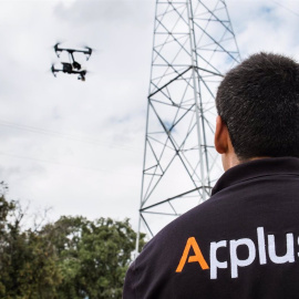 Un operario de Applus manejando un dron.