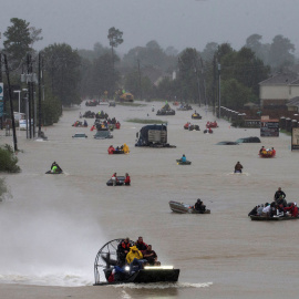 Los residentes del este de Houston, Texas (EEUU)  evacuan la zona en barcas tras la inundación provocada por la tormenta tropical Harvey.- REUTERS / Adrees Latif