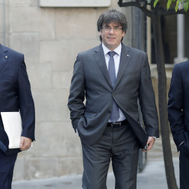 El presidente de la Generalitat, Carles Puigdemont, junto al vicepresidente del Govern, Oriol Junqueras y el portavoz del Govern, Jordi Turull, a su llegada hoy a la reunión semanal del Govern / EFE - Andreu Dalmau