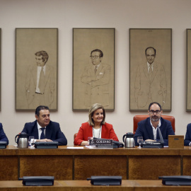 La ministra de Empleo, Fátima Báñez, junto al presidente de la Comisión de Empleo, Alberto Montero; el vicepresidente, Gerardo Camps, y el secretario primero, José María Barrios, entre otros, durante su comparecencia en el Congreso. EFE/Emilio Naran