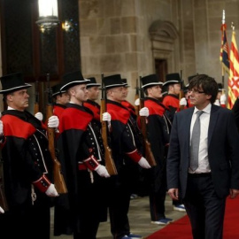 El nuevo presidente catalán Carles Puigdemont es recibido por una guardia de honor de los Mossos d' Esquadra a la ceremonia de su toma de posesión como presidente de la Generalitat de Catalunya en el Palau de la Generalitat en Barcelona. REUTERS