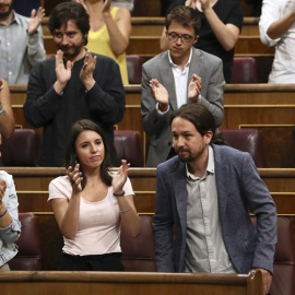 El líder de Podemos, Pablo Iglesias (d), es aplaudido tras finalizar su intervención durante el pleno extraordinario celebrado hoy en el Congreso de los Diputados en el que ha comparecido el presidente del Gobierno, Mariano Rajoy, para dar explicaciones