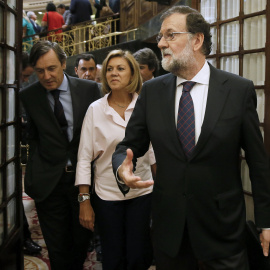 El presidente del Gobierno, Mariano Rajoy, abandona el hemiciclo del Congreso tras comparecer hoy en un pleno extraordinario para dar explicaciones de su declaración ante el tribunal del juicio del caso Gürtel y sobre la supuesta financiación ilegal de