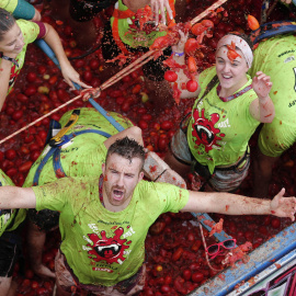 El estallido de una carcasa pirotécnica ha marcado, a las 10.55 horas, el inicio de la Tomatina de Buñol (Valencia), que en su septuagésima segunda edición reúne a más de 22.000 personas para lanzar 160.000 kilos de tomates maduros durante alrededor