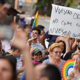 Decenas de personas durante la manifestación del Orgullo LGTBIQ+, a 28 de junio de 2023, en Nàquera (Valencia).