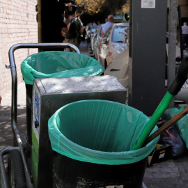 Un carro de la limpieza del servicio de barrenderos del Ayuntamiento de Madrid en una calle del centro de la ciudad. Jesús Hellín / Europa Press